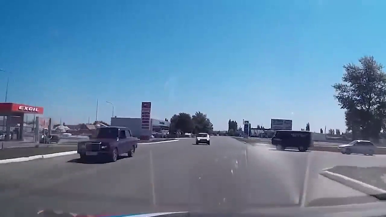 小汽车摩托车闯红灯引发严重事故 大卡车突然失控追尾多车