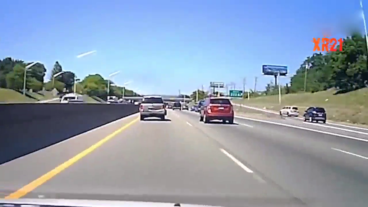 小车失控从叉路冲进主路 加塞失败追尾大货车 大卡车事故