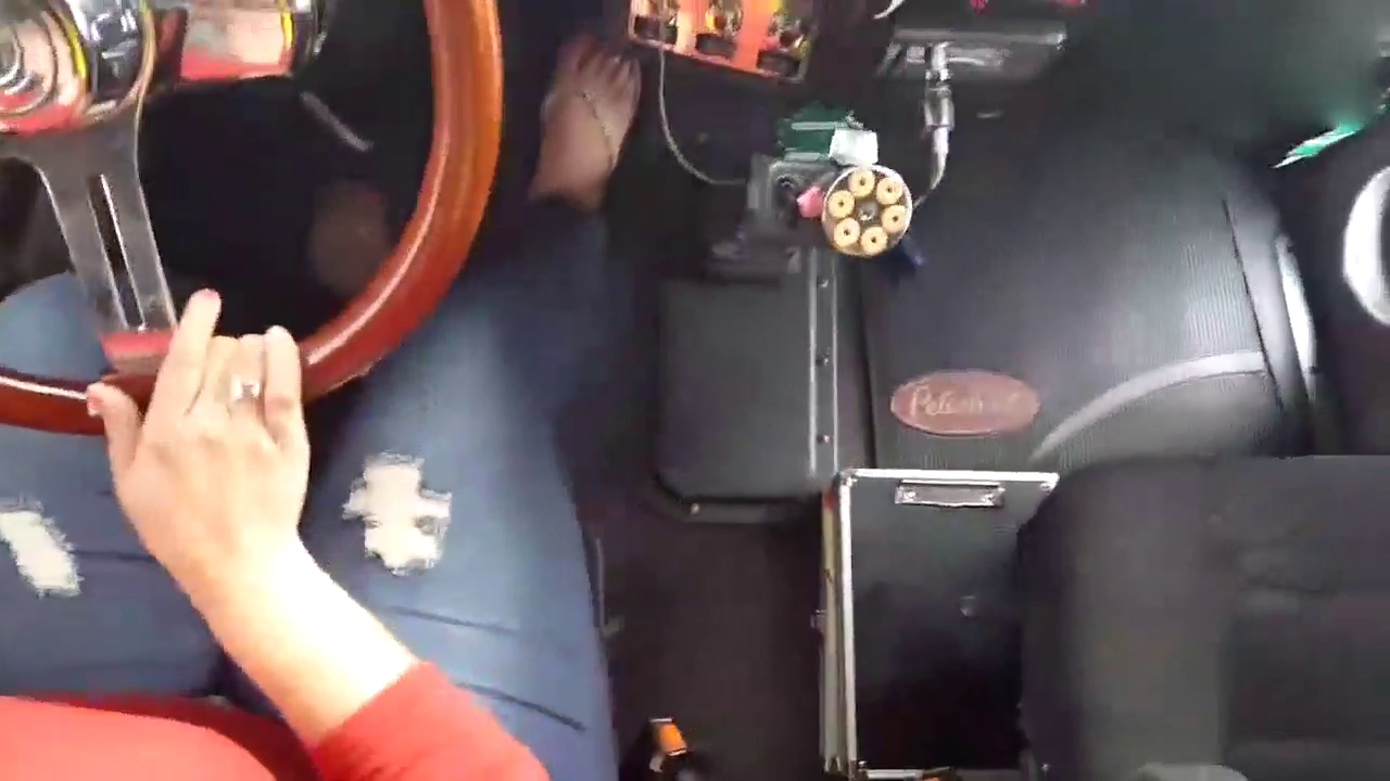 实拍女司机开卡车，看看她是怎样换挡的？