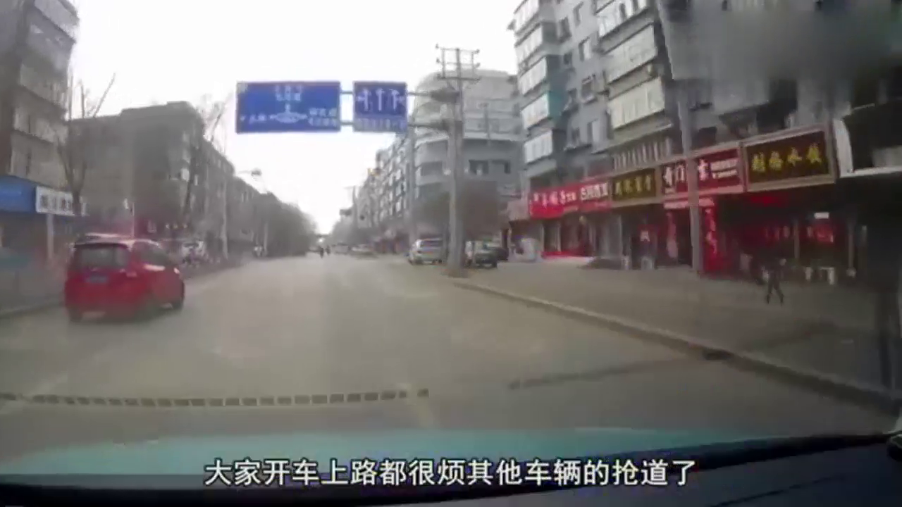 小轿车强行抢道，害的大卡车侧翻在地，记录了事发全过程！