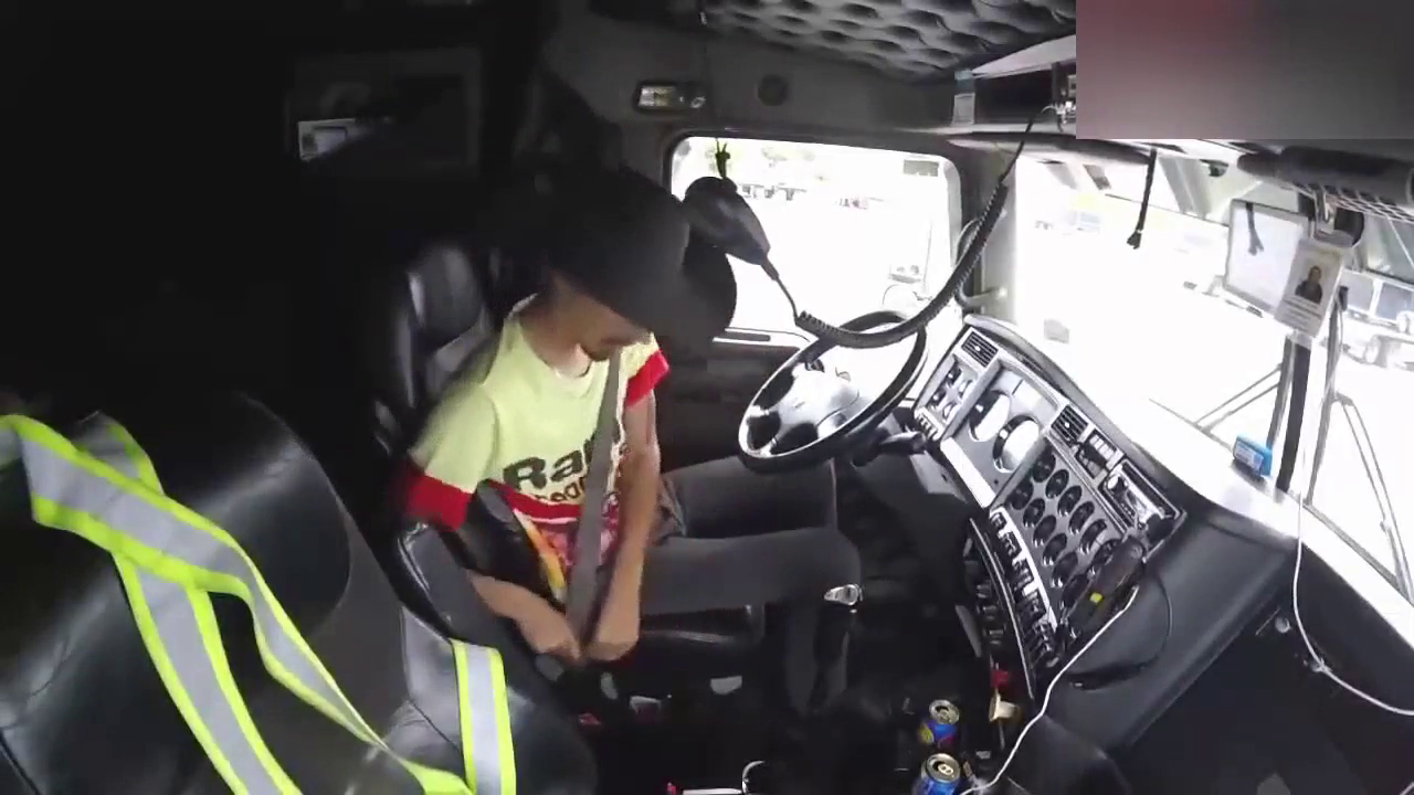 实拍欧美国家的卡车司机驾驶室操作！这拨档位真有节奏感！