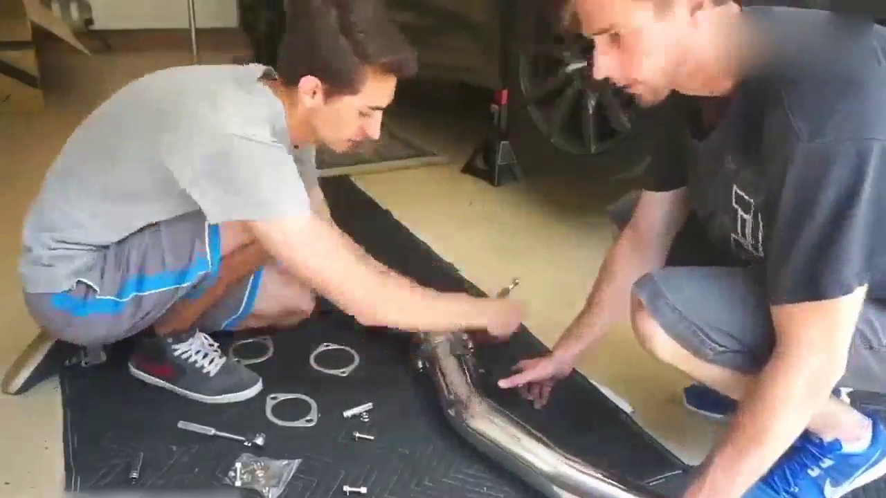 小伙网购的排气管刚到货，给GTR跑车换上，一脚油门后才叫霸气