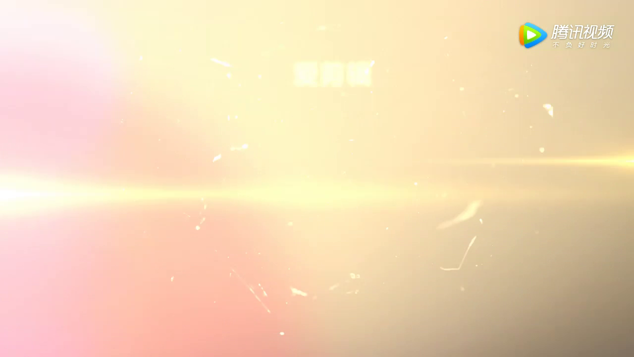 车展上捕捉一只小可爱，蓝裙美女走猫步观众们纷纷欢呼