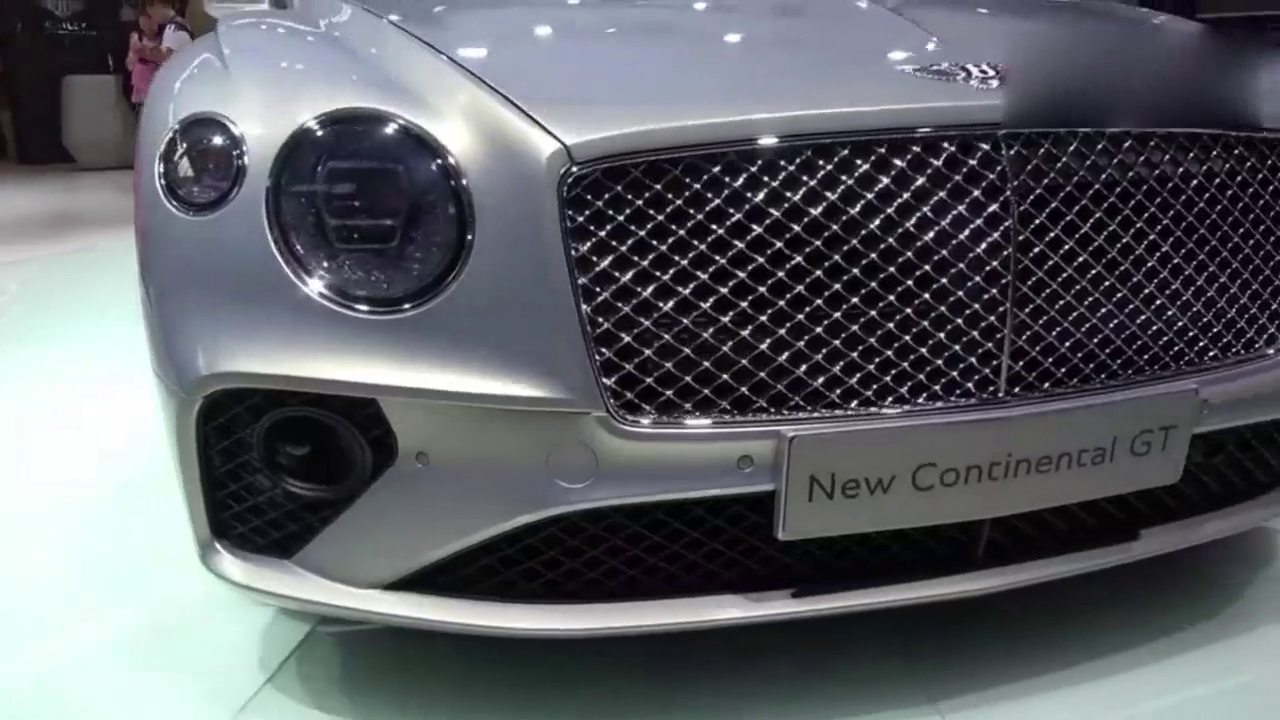 车展工作人员聊全新宾利欧陆GT，开着比奔驰还要有面！