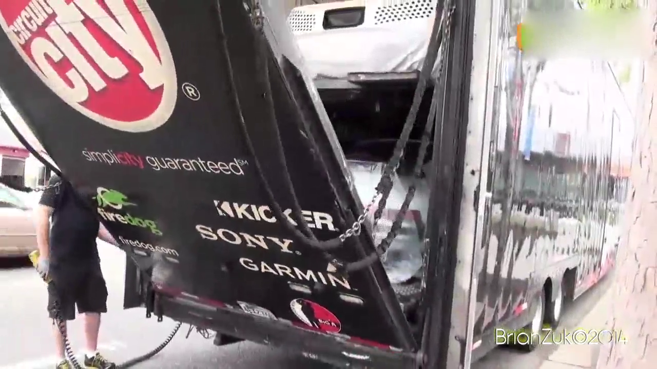 一辆崭新未拆封的帅气黄色跑车出现在街上