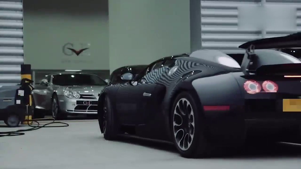 三千万的布加迪跑车来洗车，洗车工喷上泡沫才是酸爽的开始