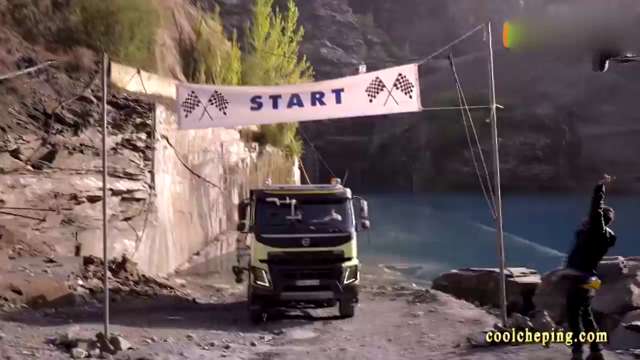 这是用生命在做测试，用小仓鼠驾驶卡车行走于悬崖之巅