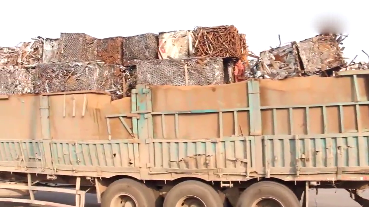 40吨的货车超载100吨 卡车大梁都要变形了！