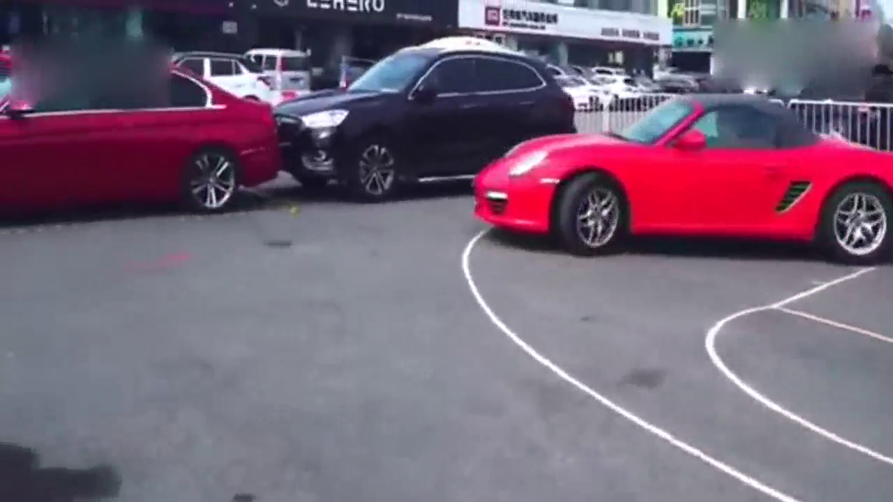 这是什么SUV？敢和跑车抢车位，太帅了吧