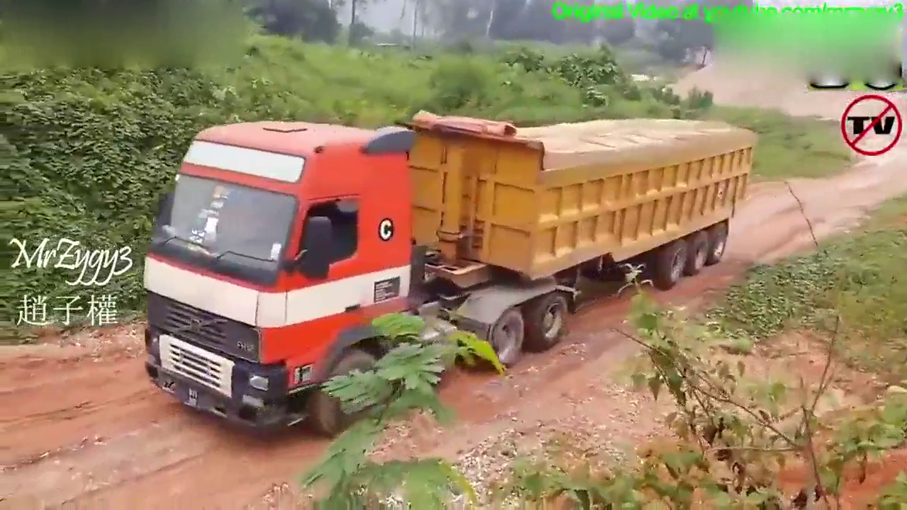 互帮互助 挖掘机帮助满载卡车上泥坡