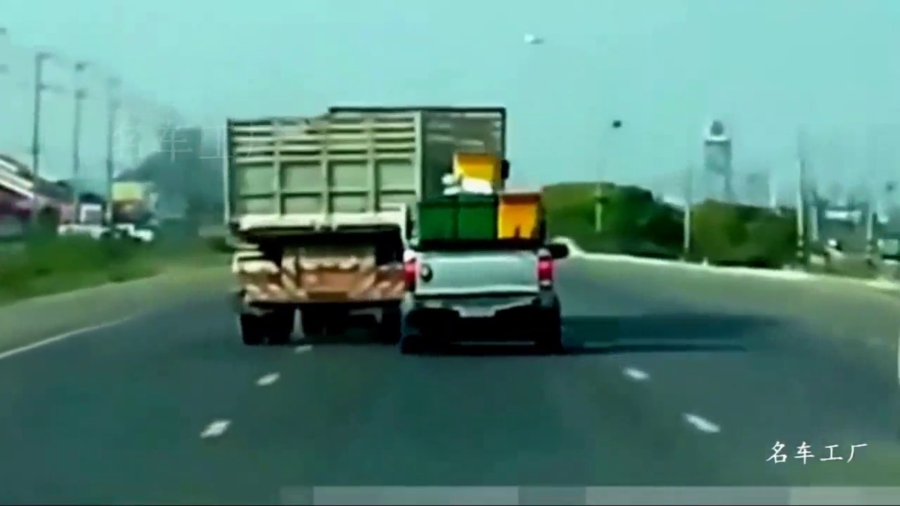 丰田车主惨痛教训告诉我们，在路上不要别卡车