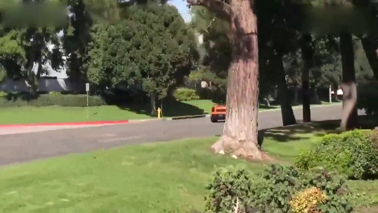 兰博基尼跑车在街头耍飘逸，路过的劳斯莱斯表示不服，太霸气了！