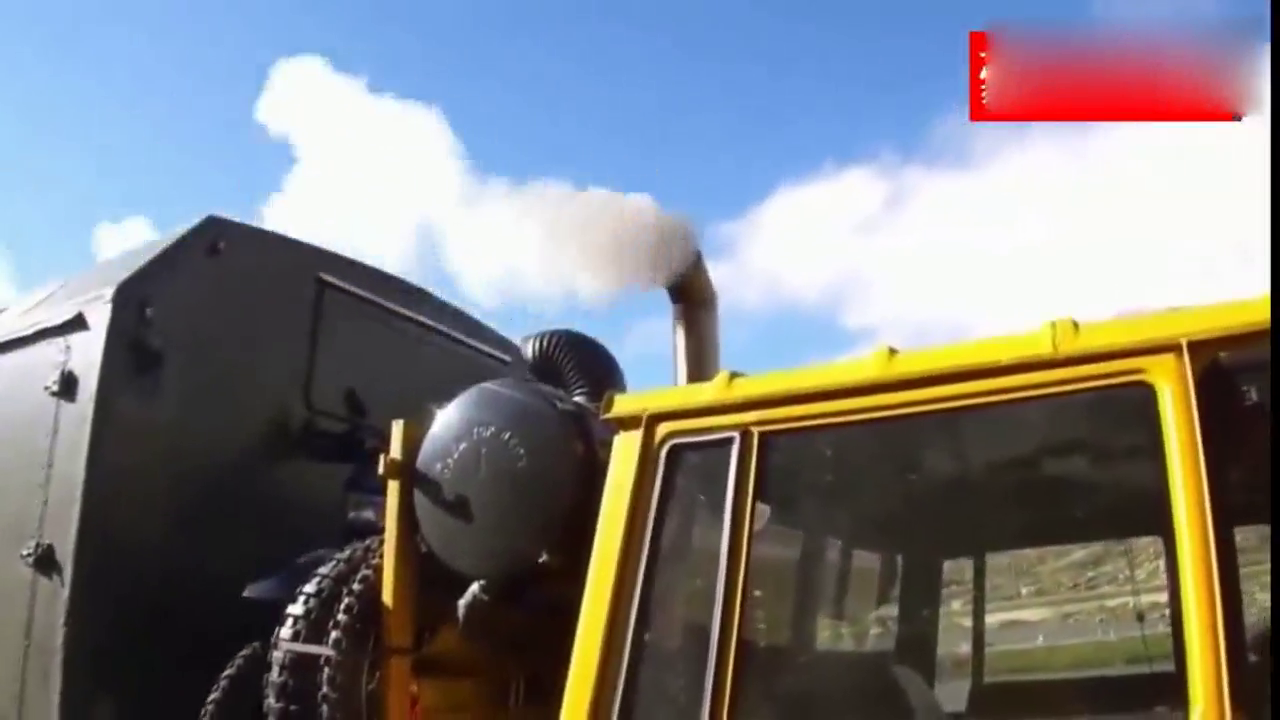 几个小伙租了一辆8驱卡车去沙漠越野，他们却低估了沙漠的威力