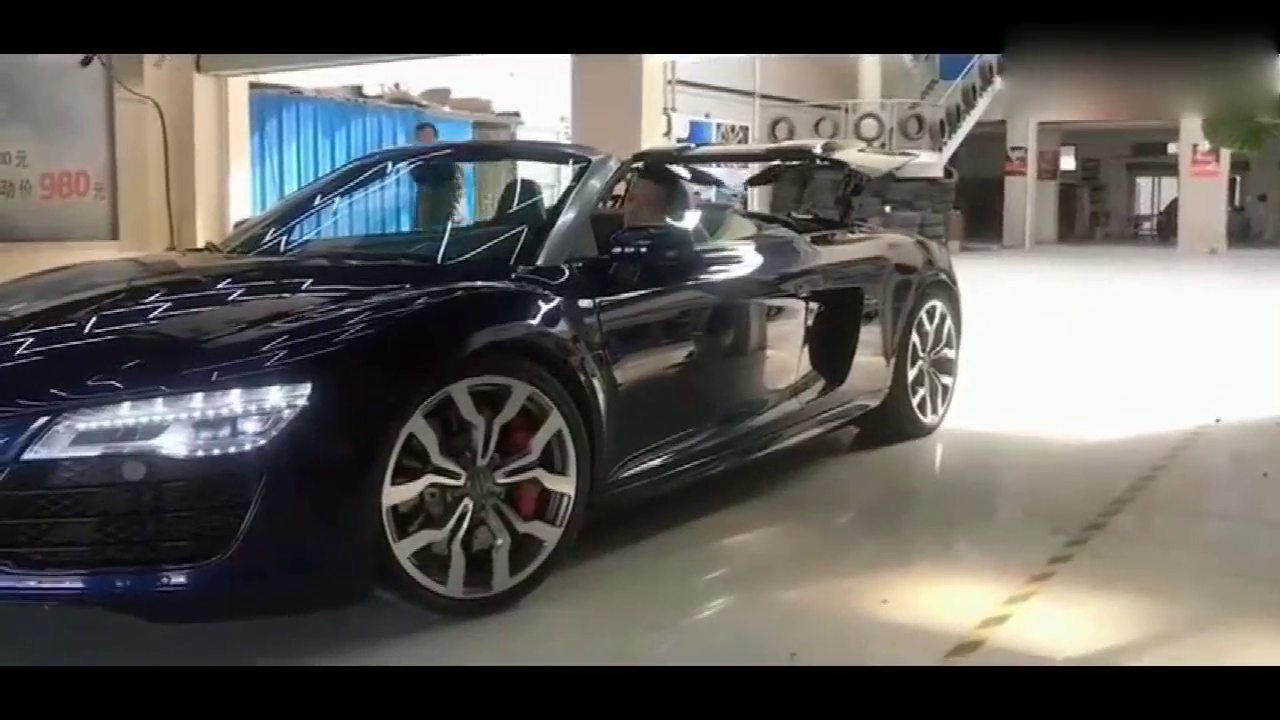 奥迪R8跑车，打开敞篷后更拉风