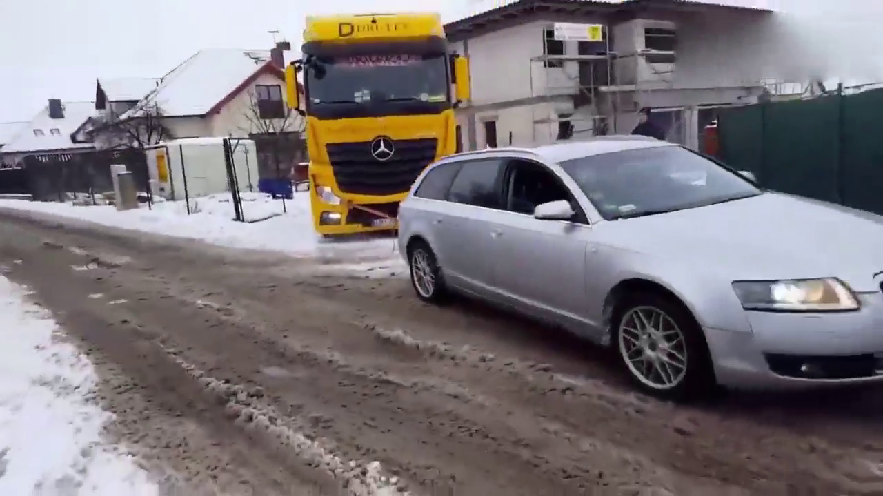 奥迪营救被困奔驰卡车，一脚油门下去才是霸气的开始！