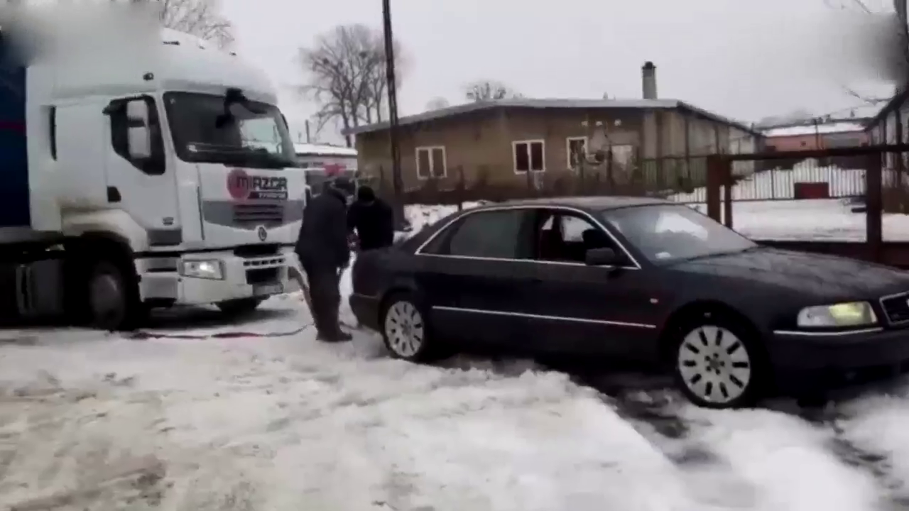 奥迪A8雪地救援大卡车，看完终于明白奥迪的霸气了