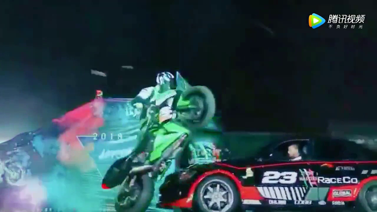 机车与跑车共舞，真怕油门没控制好撞上