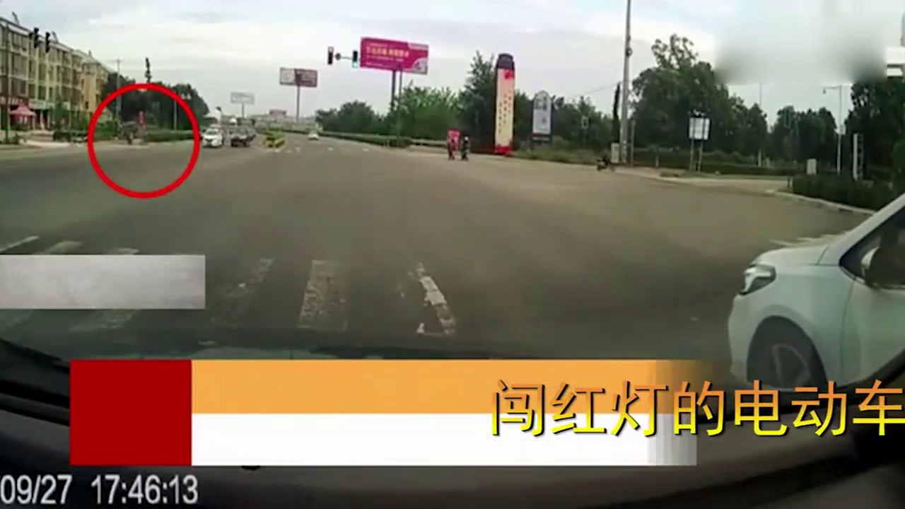 闯红灯的电动车万万没有想到，被泥罐车压成肉饼结束了生命，凄惨