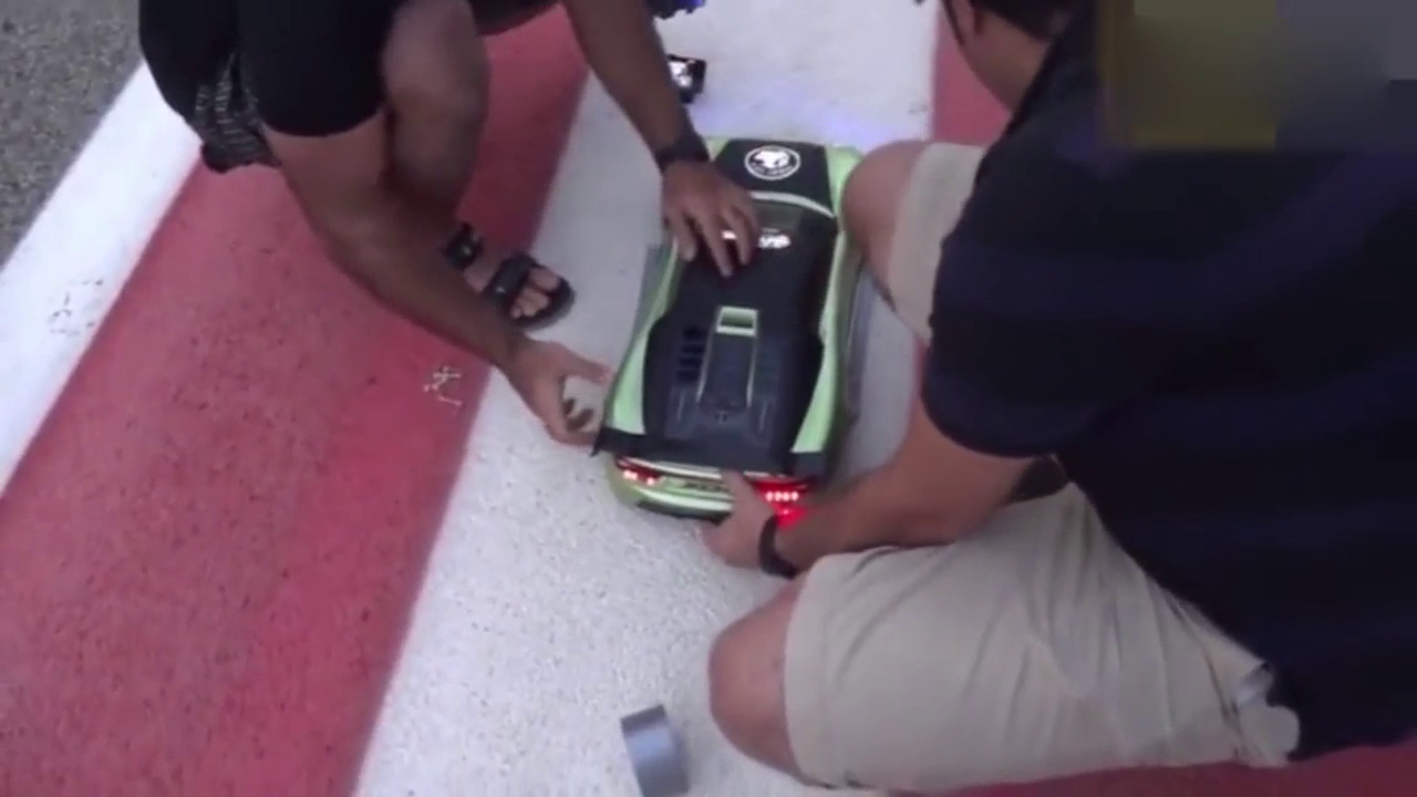 现在的高档玩具也太厉害了，模型跑车的速度都赶得上真车了