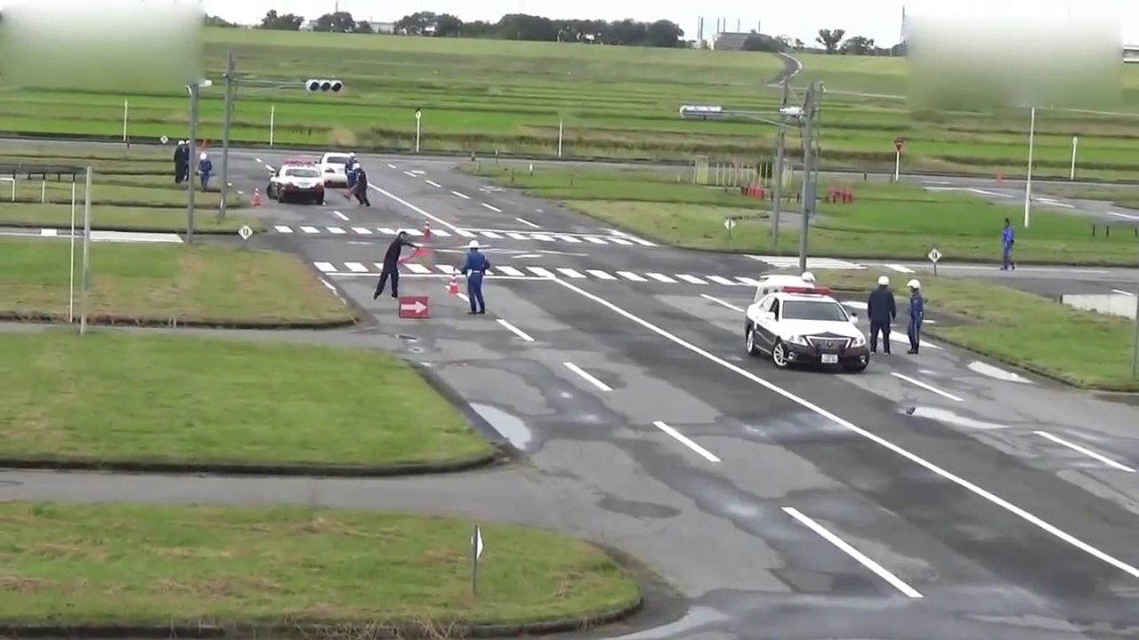 警车训练场上的GTR跑车