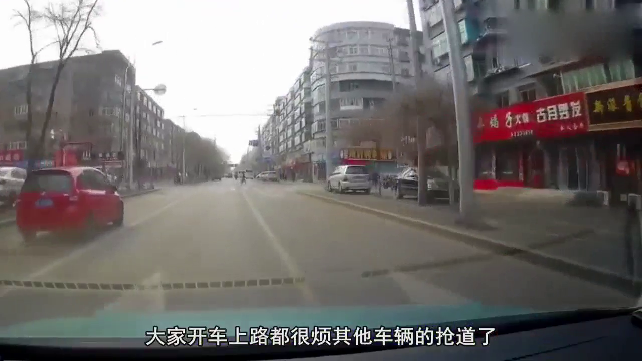 小轿车强行抢道，害的大卡车侧翻在地，监控记录了事发全过程！