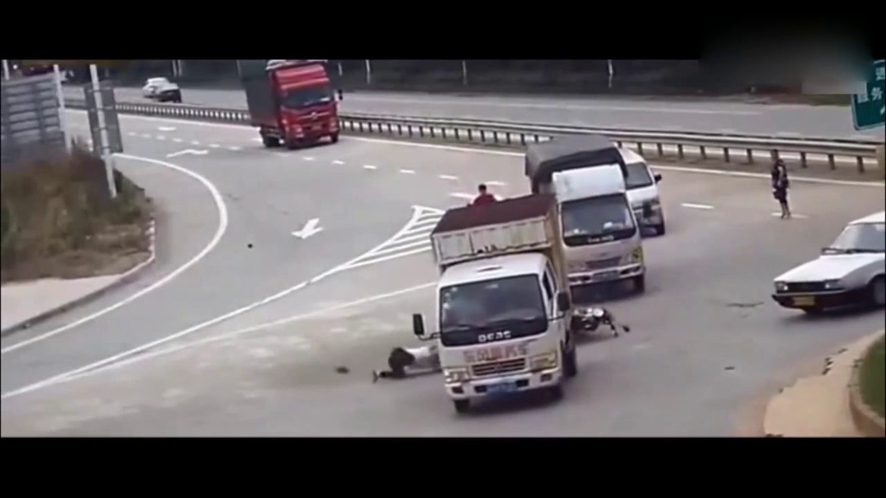 实拍：电动车横穿马路追尾货车，接下来的一幕太气人了！