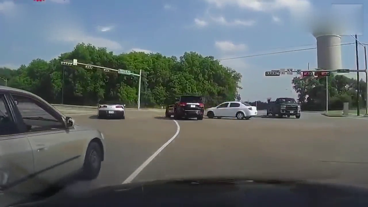 闯红灯还撞了跑车，看形势不对立马逃逸