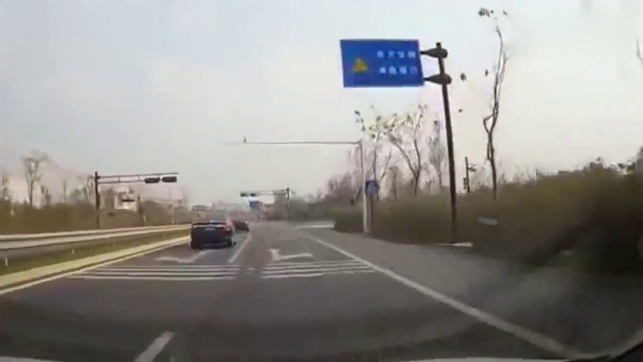 闯红灯的电动车，你就不想想你的家人，也想想汽车刹的住吗