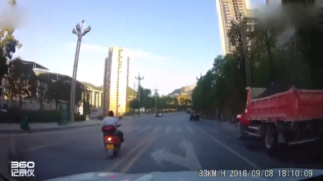 电动车大叔毫无预兆的举动，我急忙踩下刹车，放你一命