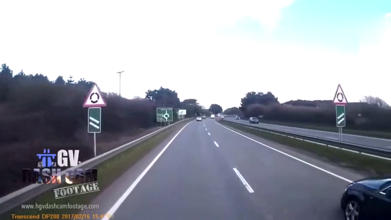 卡车司机教野蛮并线女司机做人，如何并线才正确？