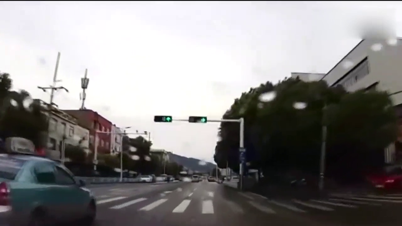 电动车怒别小车，汽车直接飞了，厉害了我的电动车