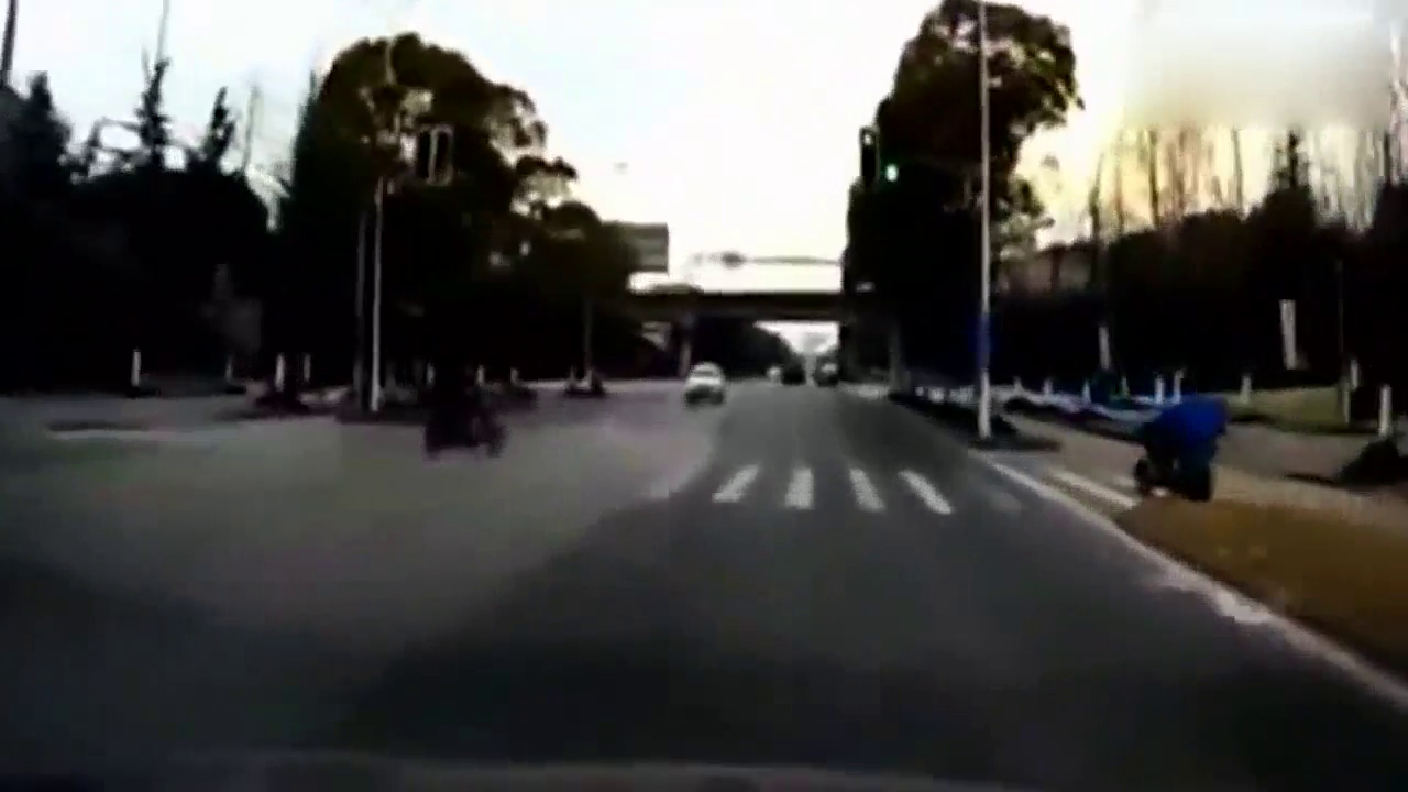 电动车：我以为你会让我！轿车：我跟你想到一块去了