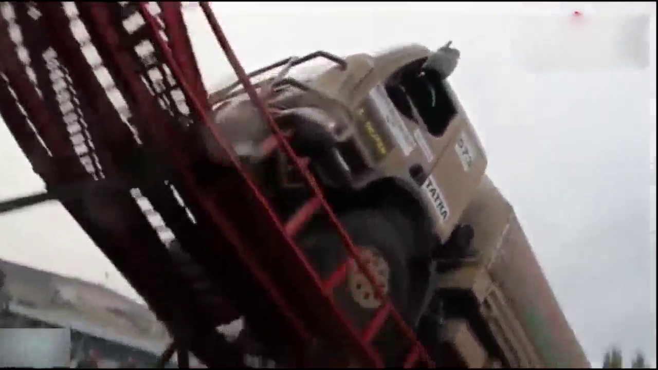 卡车能爬多陡的坡？真怕它掉下来！