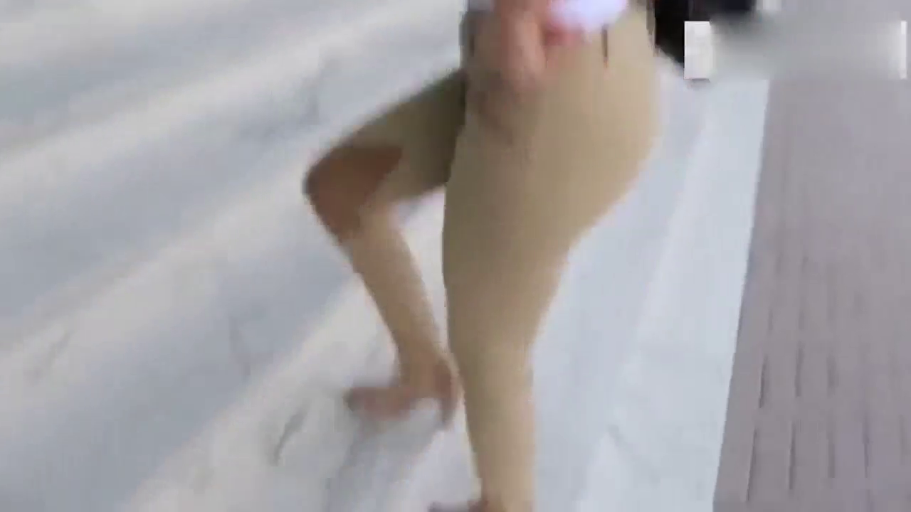 美女绝对是真爱，竟然送男朋友这么好的跑车！