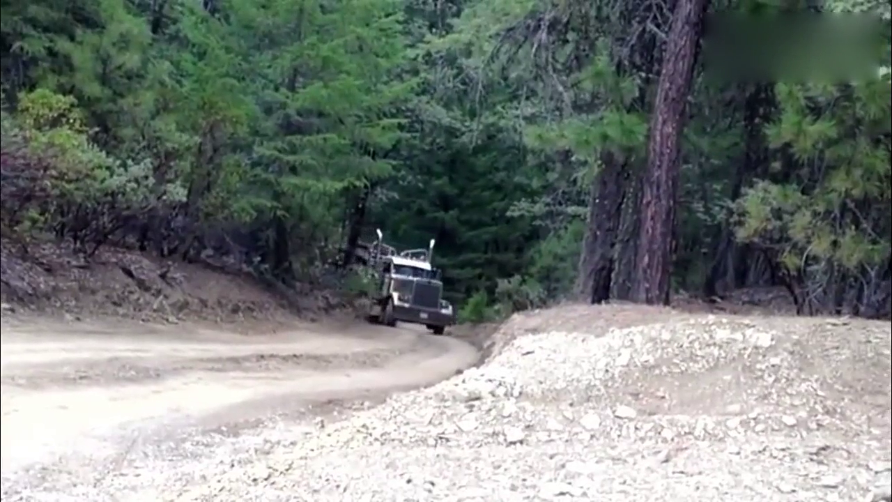 美式卡车拉这点货，哪里来的优越感，国内卡车分分钟超过