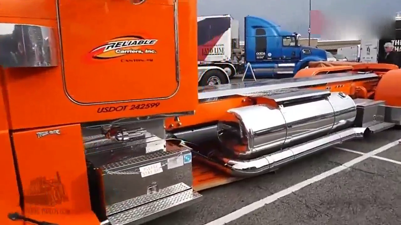 美式卡车设计成艺术品，粗犷的外表与绚丽的颜色集于一身