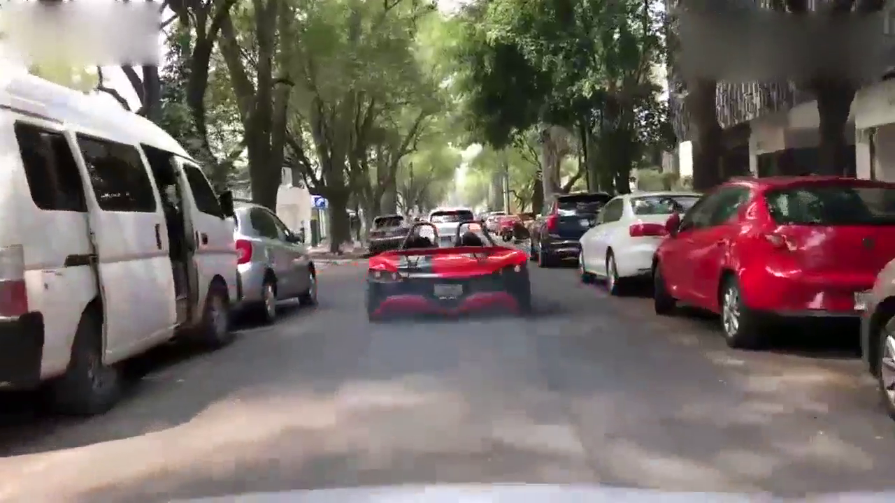 美女新提跑车VUHL，上车方式太尴尬，装上方向盘后太霸气