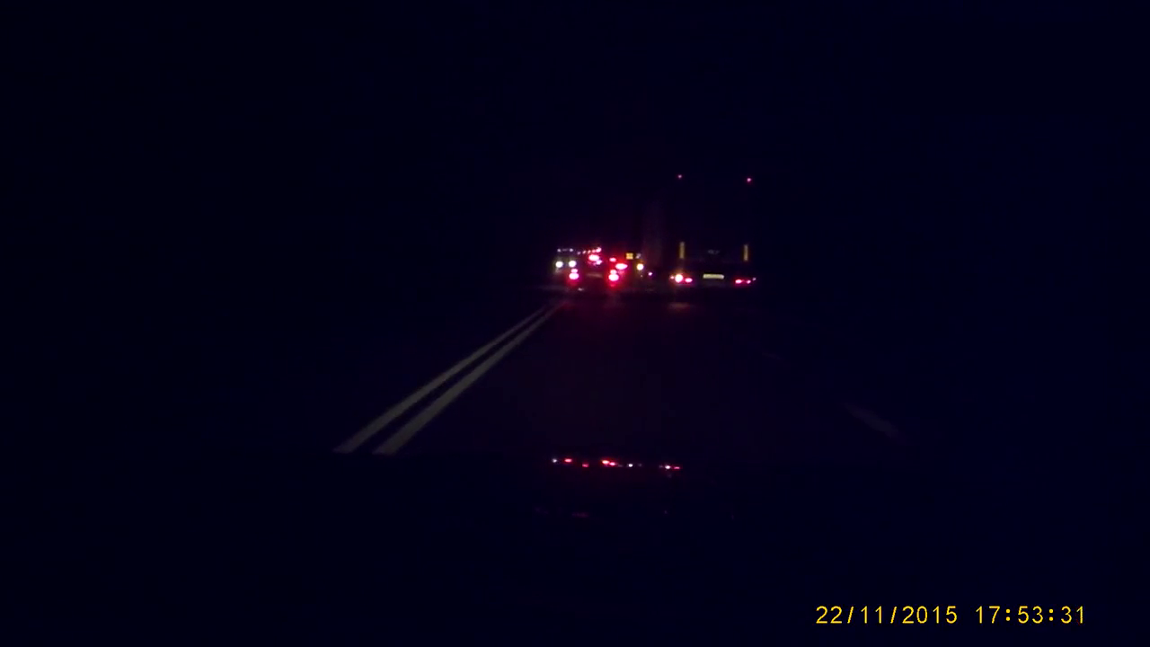 视频4秒注意！小车突然横移被恐怖卡车带走