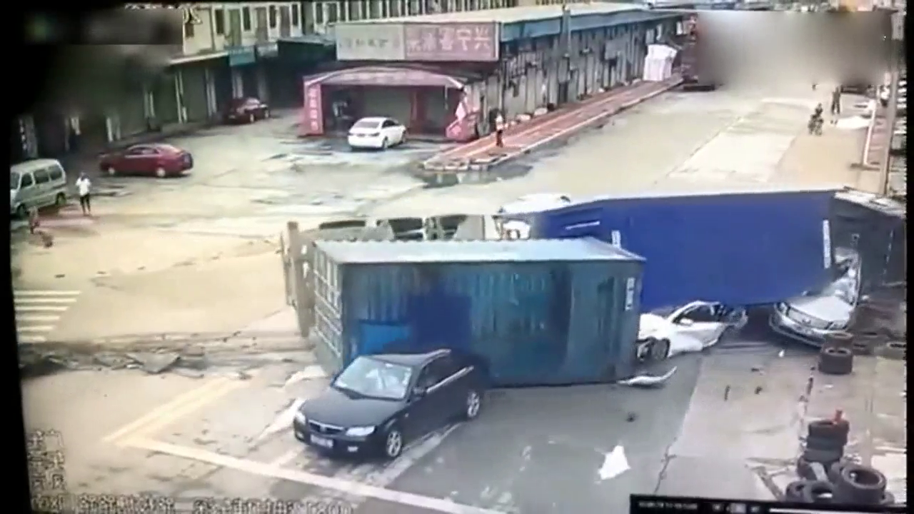 大卡车为了躲避行人，却让等待信号灯的四辆汽车付出了惨痛代价