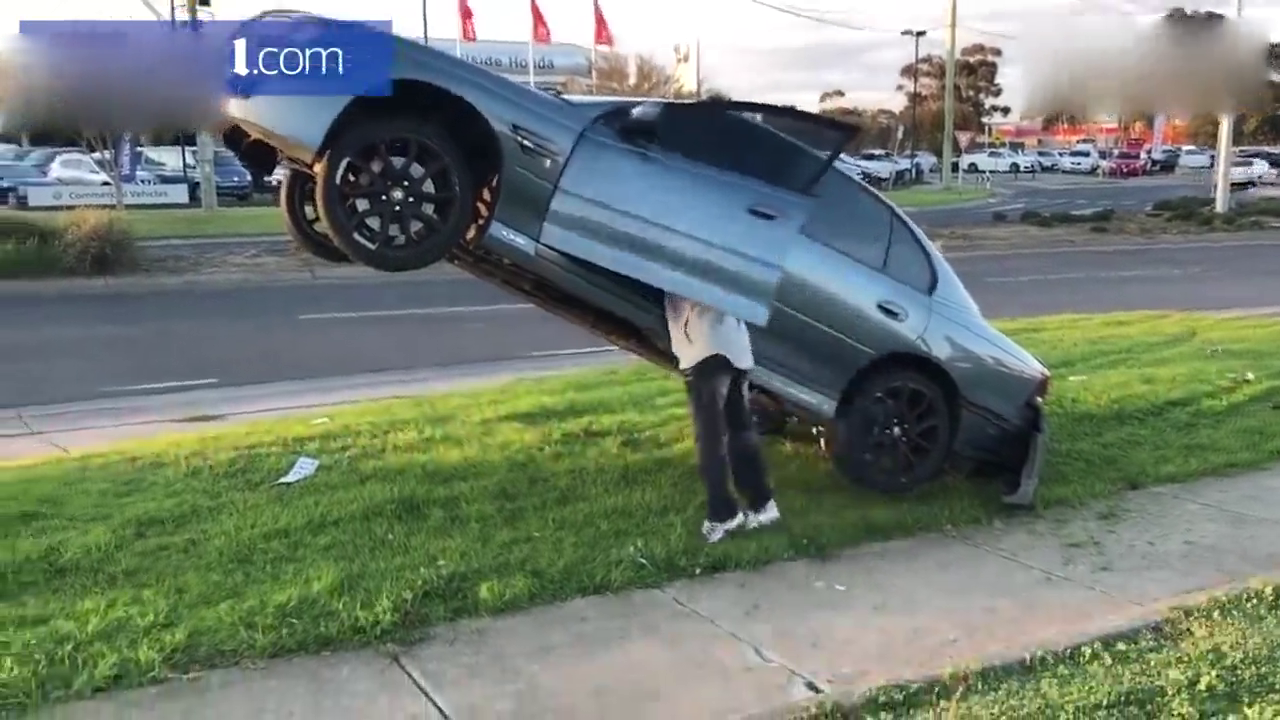 澳跑车快到“飞起”腾空凌驾接地电线上下两难