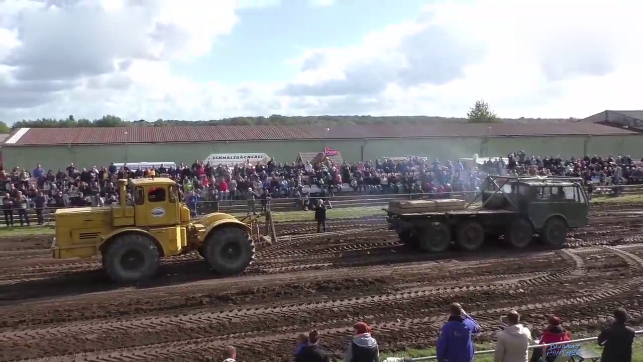 拖拉机和大卡车的拔河比赛，到底谁能拉过谁？