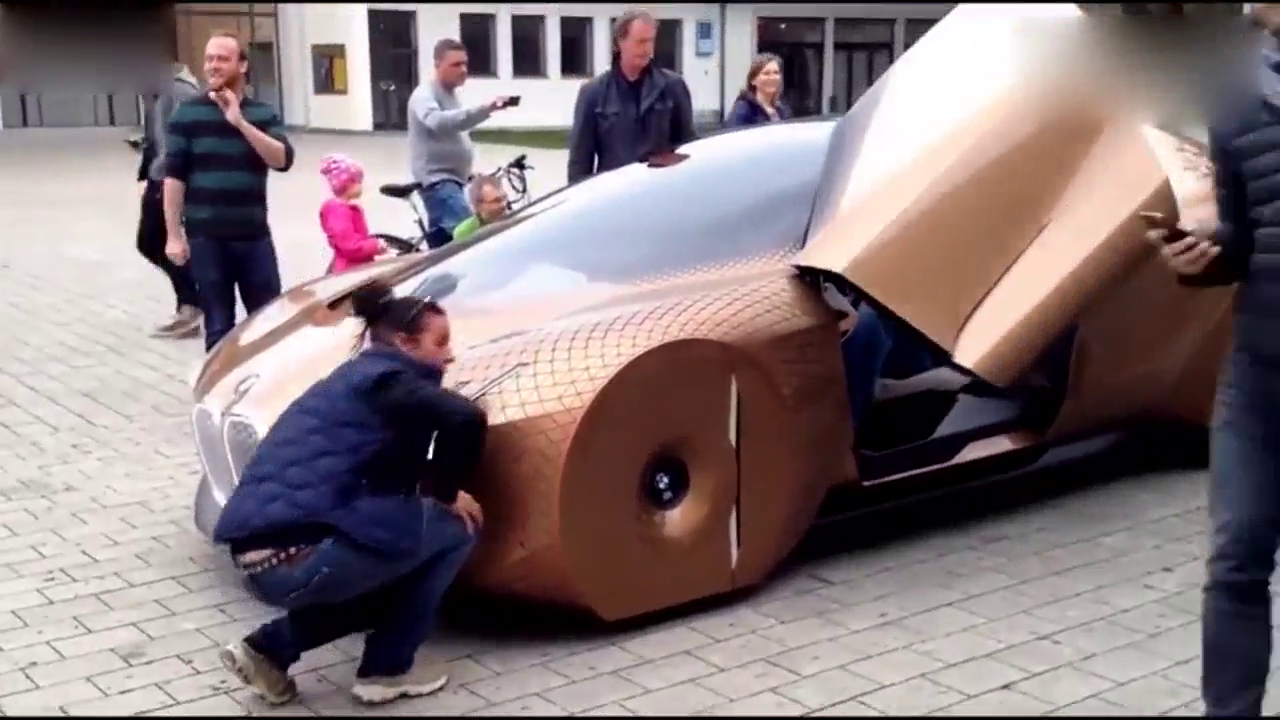 看了宝马车主的示范，这辆跑车送给我，我都不会开！