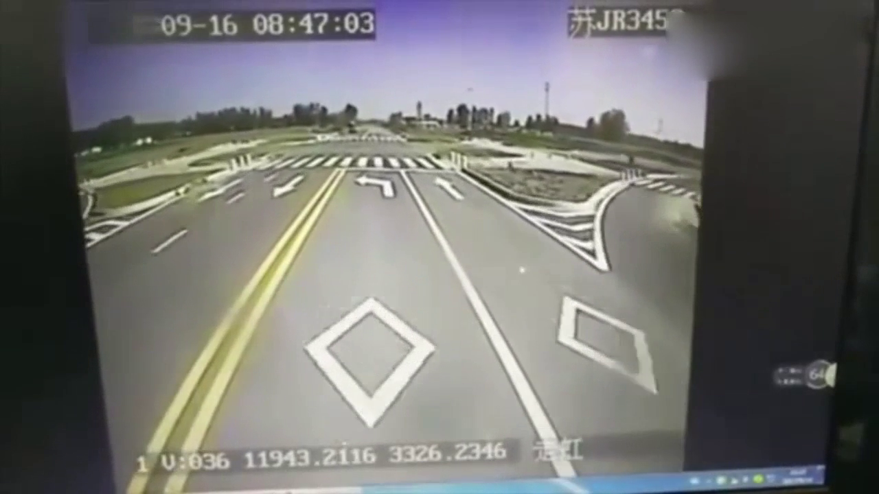 实拍盐城一轿车被卡车推行数百米冲撞公交