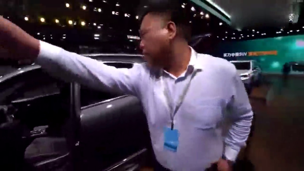 车评人在上海车展雪佛兰展台和工作人员发生争执，雪佛兰好牛气