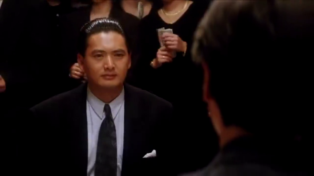 为您推荐: 赌神:周润发与日本美女赌骰子,发哥险胜,对方为他鼓掌 为