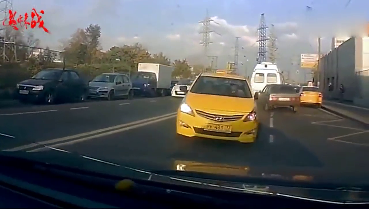 出租车逆行超车连撞数车，看你以后还敢不敢见空子就钻？