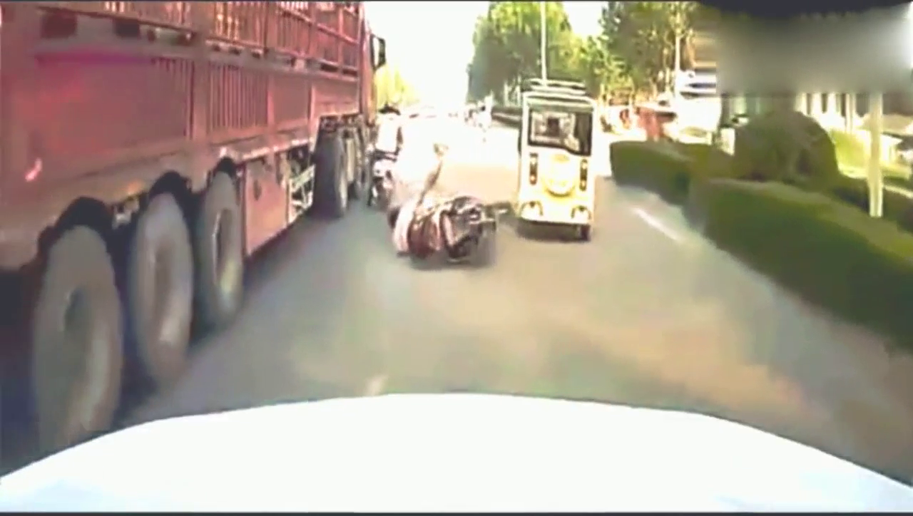 两个电动车抢着先走，没想到双双摔倒，下面一幕更惨