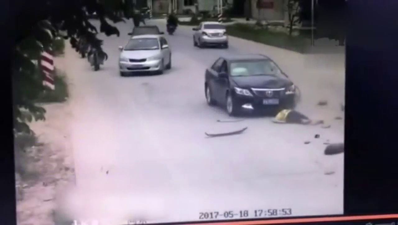 电动车逆行 车上两人瞬间被轿车撞飞