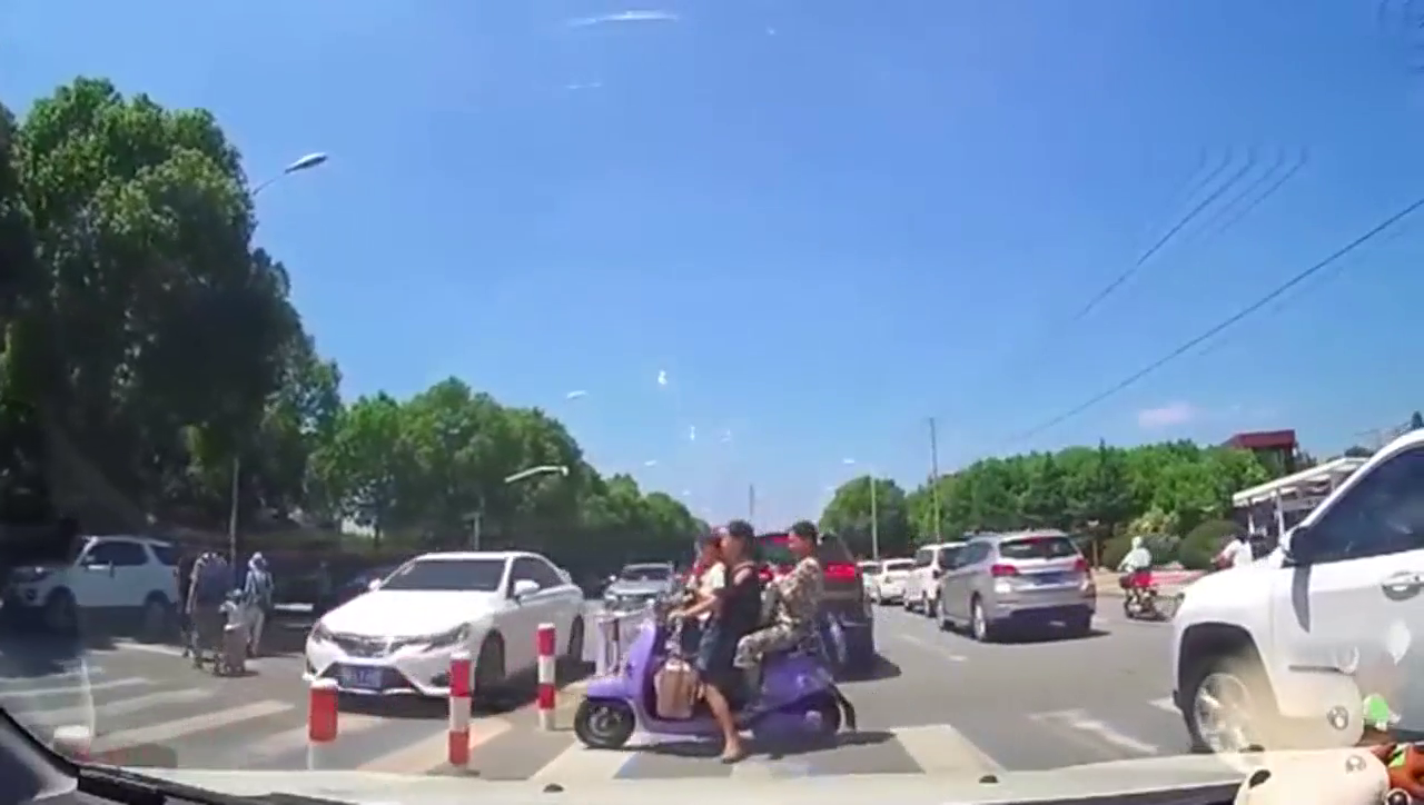 电动车女司机心真大，不管有没有车，拧上油门就是走