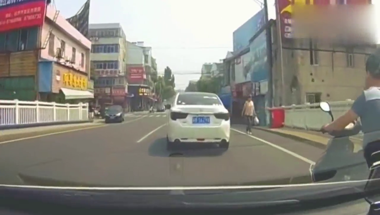 电动车男子任性骑车与视频车相撞，他的回应太好笑了